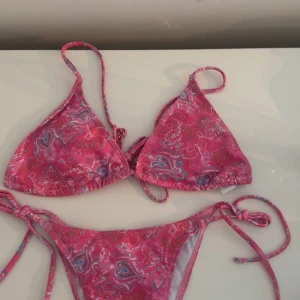 Rosa paisleymönstrad bikini - Säljer en rosa bikini med paisleymönster som aldrig blivit använd.