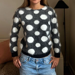 Sååå fin stickad tröja - Säljer denna så fina stickade tröja😇😇🎀