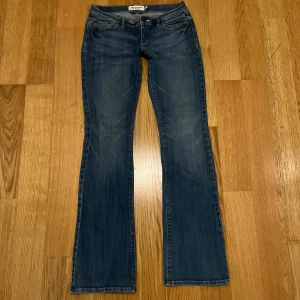 Lågmidjade Bootcut Jeans - Lågmidjade bootcut jeans i modellen ”Emma” Använda men fortfarande i mycket fint skick! 😇💓 Dem är stretchiga och tyvärr för små för mig så har ingen bild på!!💓 36cm rakt över midjan, 18cm grenhöjd 82,5cm innerben och 20,5cm rakt över benöppningen💓