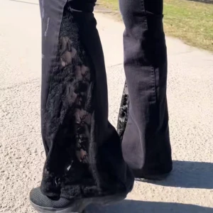 Svarta bootcut jeans med spetsdetaljer - Unika svarta bootcut jeans med breda spetsinsatser längs benen. Byxorna har låg midja och en snygg utsvängd passform. Omsydda från skinny till bootcut! 