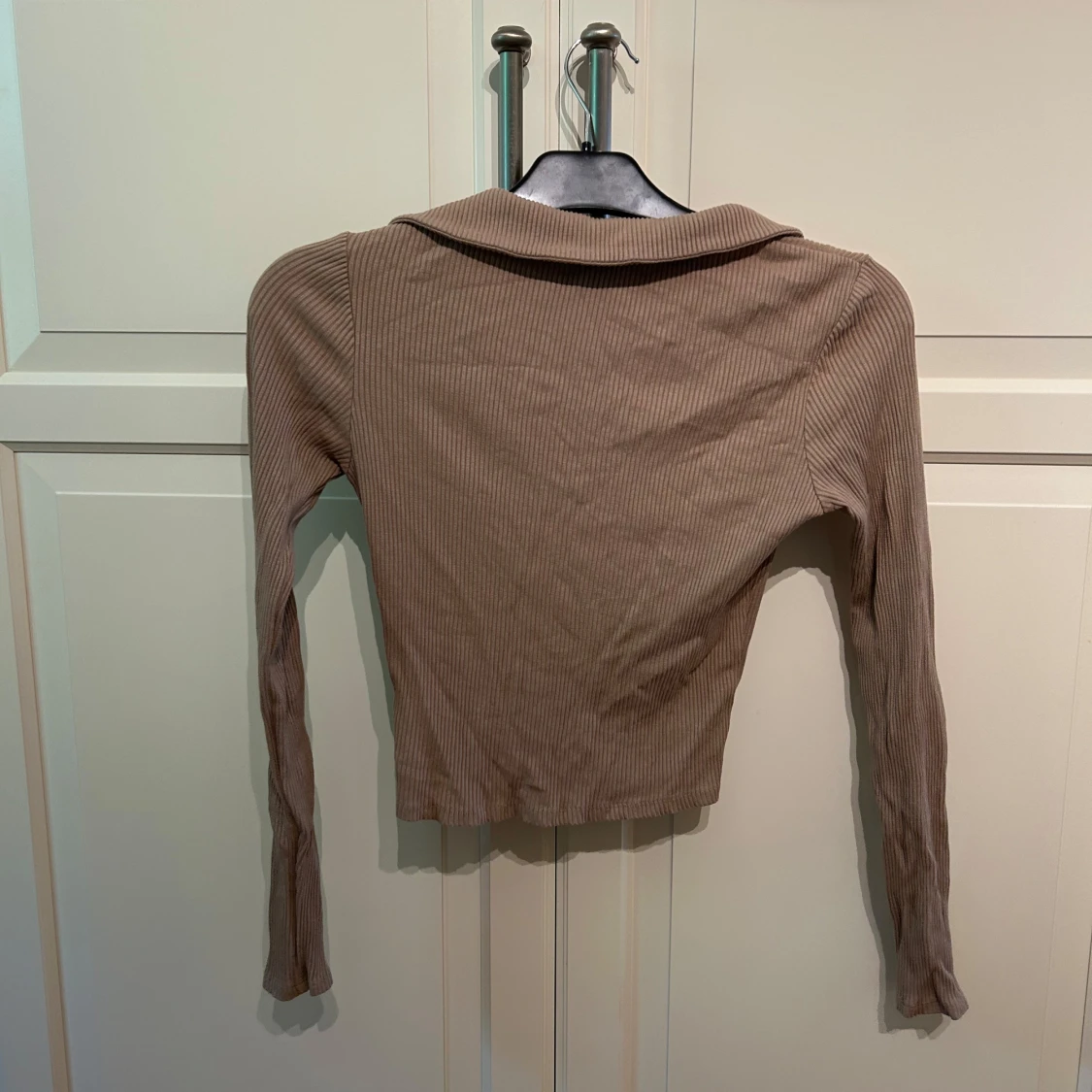 Beige ribbad croppad tröja från H&M - 2