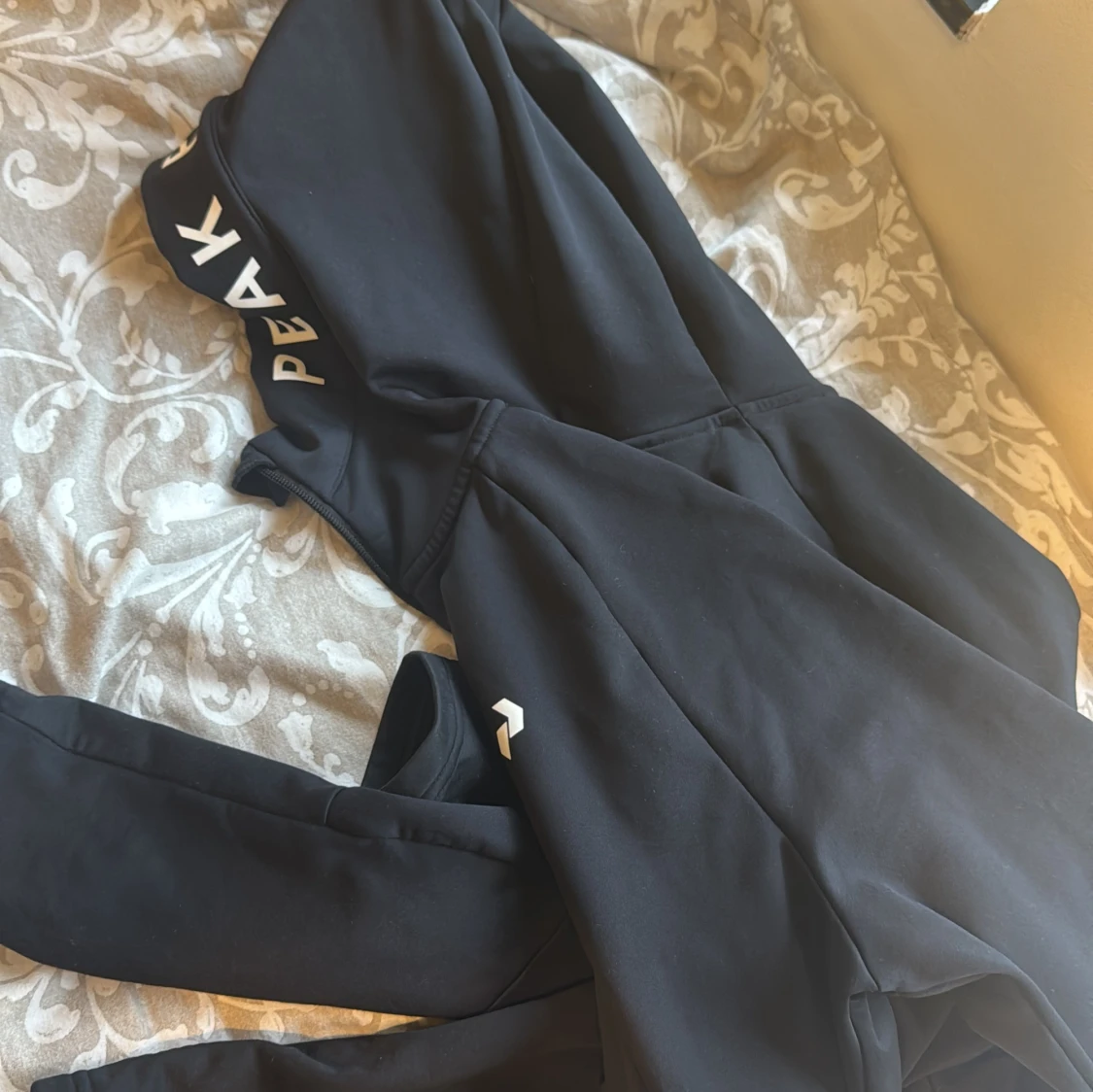 Svart hoodiejacka från Peak Performance - 3