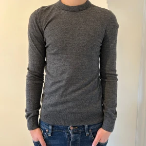 Grå Tröja - Grå tröja från H&m. Riktigt bra skick aldrig använd, Pris kan diskuteras