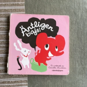 Äntligen bajs! - En färgglad och charmig bilderbok om Lilla Elefant som provar pottan. Perfekt för yngre barn som är nyfikna på att sluta med blöja. Lekfulla illustrationer och enkla texter gör läsningen rolig och engagerande.