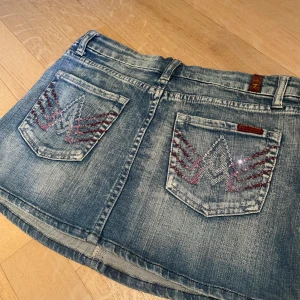 Jeans kjol  - Skiiiit snygg jeans kjol med massor av detaljer på❤️ de är i från 7 for all man kind och sitter perfekt på midjan! Jag på bilden har midje storleken 36
