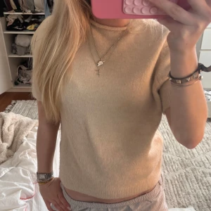 Kortärmad stickad tröja! - Säljer nu min kortärmade stickade tröja få den inre kommer till användning 💞Super bra skick! 