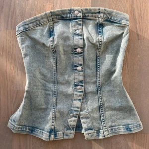 Jeans topp  - Off-shoulder jeans topp med knappar och en slits där fram. Aldrig kommit till användning och med prislappen kvar🫶