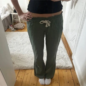 Jättesnygga gröna Roxy linnebyxor - Snygga Roxy linnebyxor som är gröna. Bilderna är lånade så om ni vill ha egna så kan ni skriva, dom är i storlek s men har lagt upp dom så dom passar nån mellan typ 160-165 i längd💕