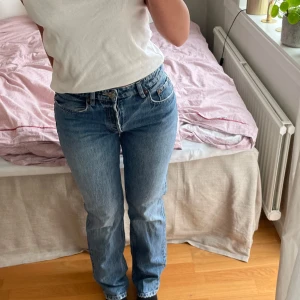 Blå raka jeans från Zara - Säljer ett par klassiska blå jeans från Zara med raka ben och hög midja. Jeansen har knäppning med knappar framtill och femficksmodell🌺