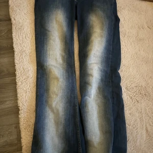 Blå bootcut jeans från Cheap Monday - Pris kan diskuteras vid snabb affär. Säljer dessa byxor ifrån cheap Monday eftersom jag inte använder dom mer. Nypris runt 500 tror jag. I storlek 34-36