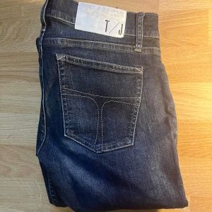 Tiger of sweden jeans - Snygga mörkblå jeans från Tiger of sweden. Modellen heter Slender och har storlek W29/L32. Perfekta för dig som gillar en tidlös look med smal passform. Dem liknar Dondup George i passformen.