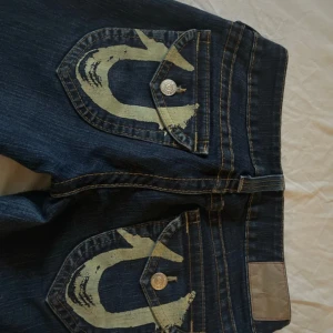 Supersnygga true religion jeans! - INTE MINA BILDER ‼️ Super snygga jeans jag köpte men passade inte tyvär 🥲 Står storlek S men skulle själv säga närmre M. Super bra skick och låga i midjan! Skriv vid frågor osv ❣️