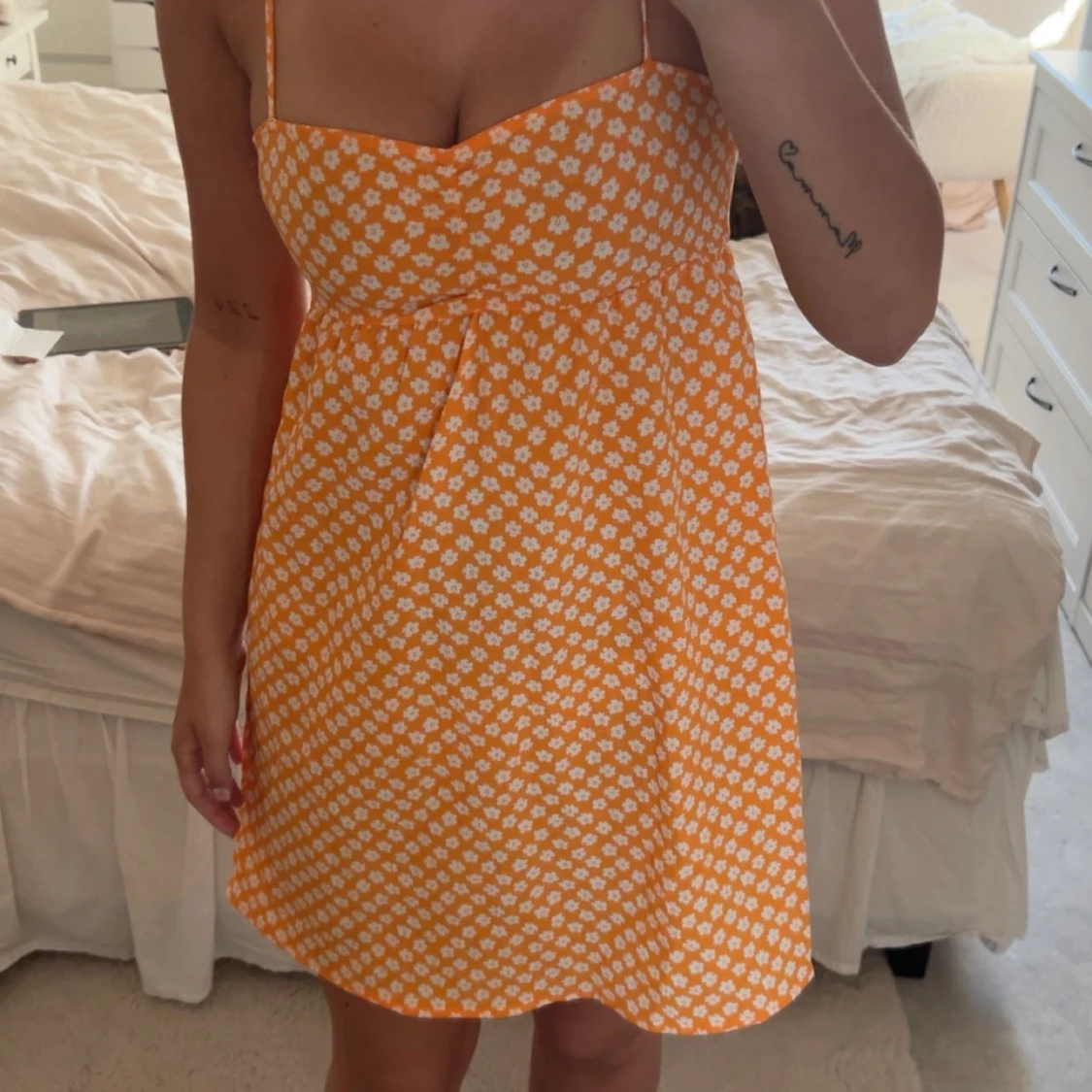 Orange blommig kortklänning med smala axelband