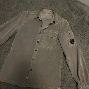 Cp company Overshirt  - Säljer nu min cp company Overshirt som är perfekt till våren och sommaren. Jackan är i så gott som ny skick och har endast används ett fåtal gånger. Skick 10/10 helt utan defekter. Köpt på Ströms. Orginal lapp och extra knappar följer med vid köp. Tveka inte på att höra av dig vid minsta fråga eller fundering. 