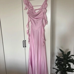 Rosa Lång Klänning  - Jätte fin rosa klänning som funkar perfekt till bal och finare tillfällen.