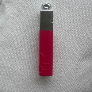 Dior Addict läppstift 761 - Säljer ett Dior Addict läppstift i färgen 761. Hylsan är i silver och rosa med Dior-logga ingraverad. Läppstiftet har en elegant och lyxig design med metallock och klassisk Dior-knopp på toppen. Kommer utan förpackning, oanvänd och otestad, om du köper fler av dessa läppstift kan jag tänka mig bättre pris. Rensning inför flytt. 
