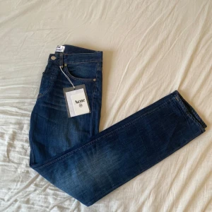 Acne Studios jeans - Tjena! Säljer ett riktigt fett par jeans från acnes studios. Dem är helt nya och är i storlek 29,32. Skriv om ni hår några funderingar.😄