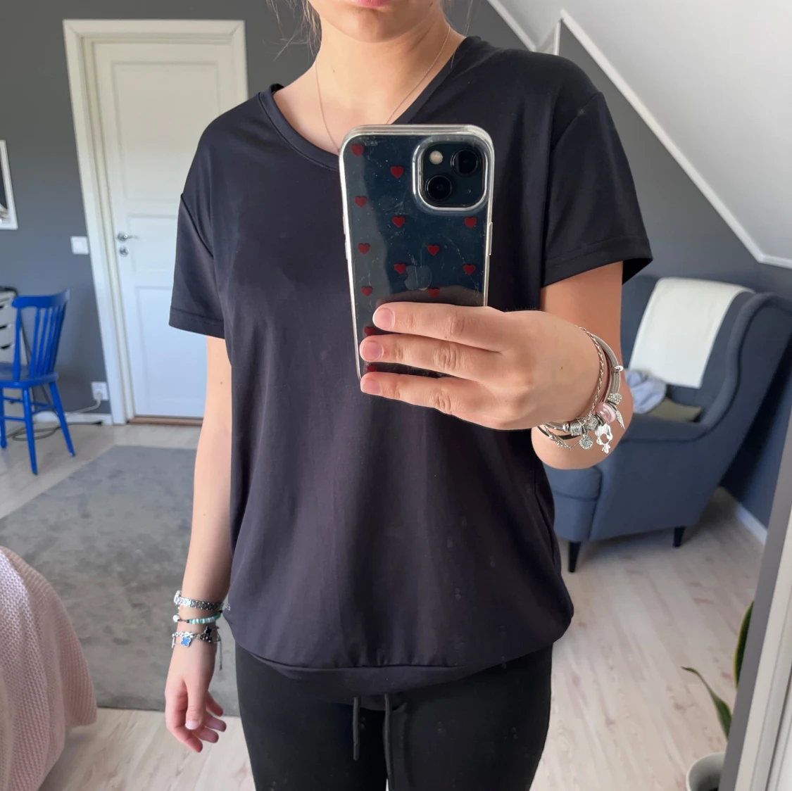 Svart tränings t-shirt med v-ringning  - 1