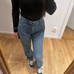 Blå raka jeans från Bershka.  - Klassiska blå jeans med rak passform och högmidjade, i storlek 34 från Bershka. 