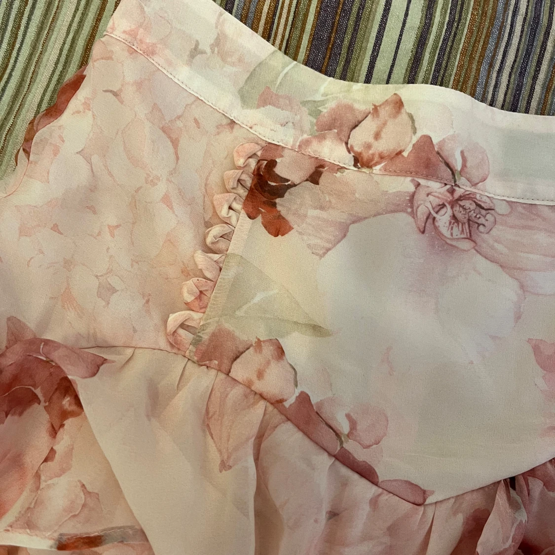 Rosa blommig volangkjol från Mohito - 2