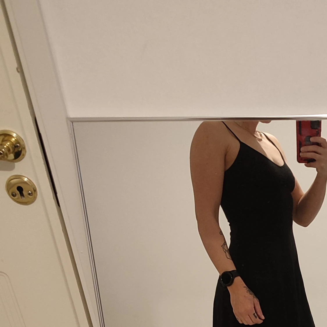 Svart kort klänning med smala axelband - 1