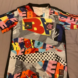 Brasilianska Flamengo tröja  - Säljer en unik och färgstark fotbollströja från Flamengo. Finns även i M (i min profil)