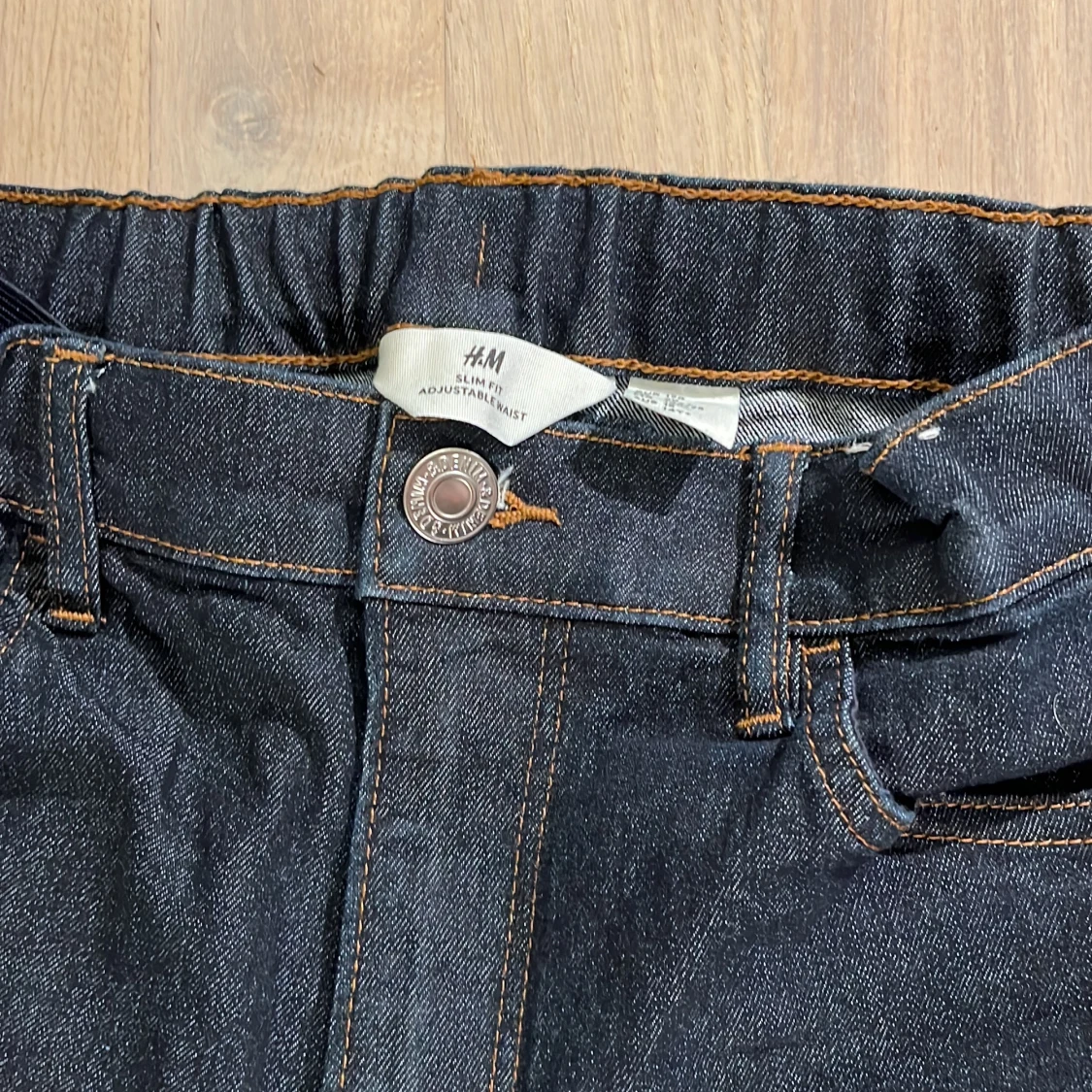 Mörkblå jeansbyxor med resårmidja - 4