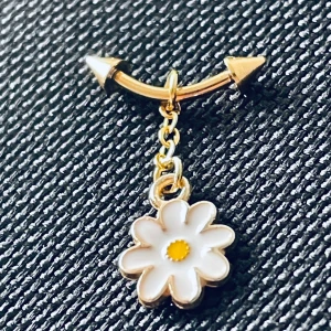 By prisförslag- Guldpläterad navel/ögonbryn piercing med blomma - Snygg navelpiercing i guldpläterad metall med en hängande mini vit blomma och gul detalj i mitten. Perfekt för dig som vill ha en söt och unik detalj till din look.