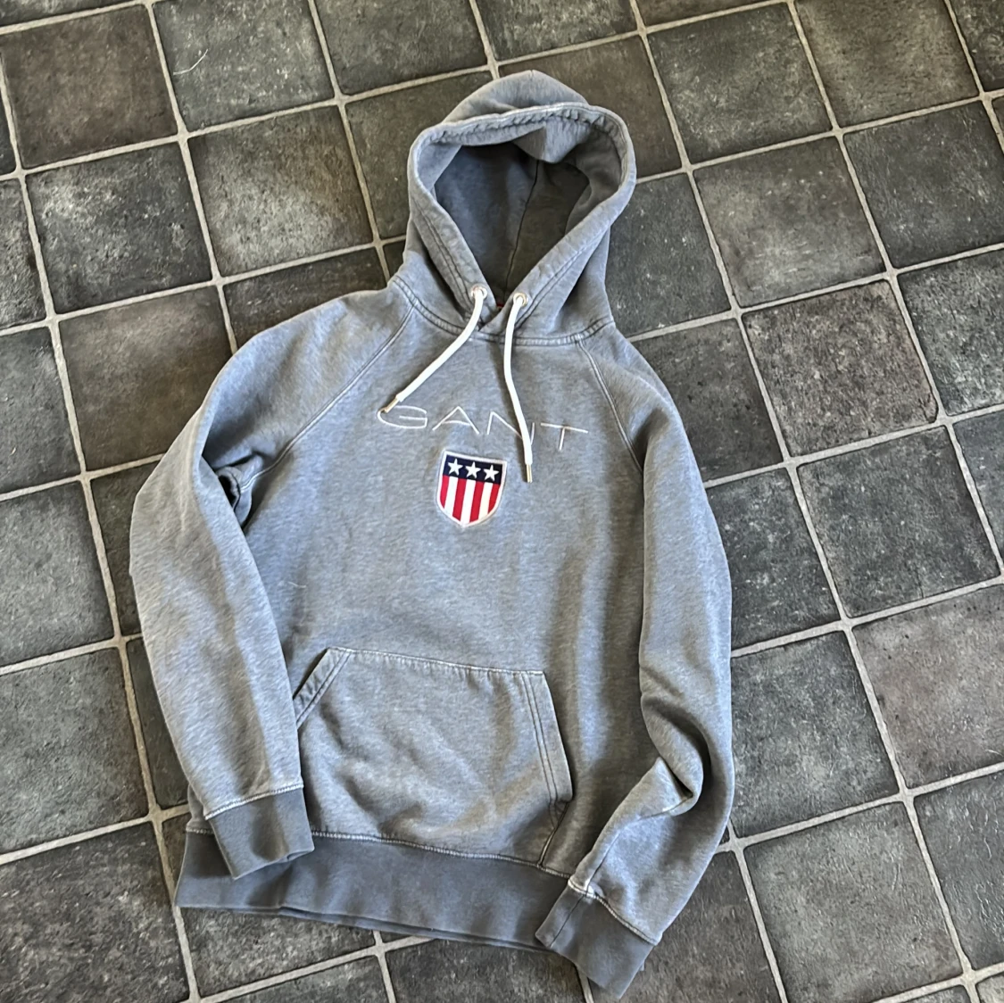 Grå hoodie från GANT med broderad logga