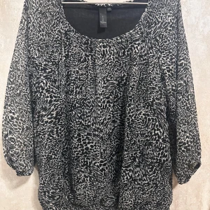 Blus  - Blus i abstrakt djurmönster 🐆