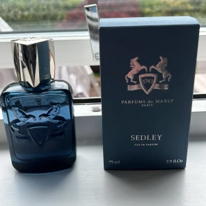 Parfums de Marly Sedley Eau de Parfum 75 ml - Parfym från Parfum De Marley Sedley. En parfym som luktar citrus och är fräsch och bra inför sommaren. Ungefär 65/70 av 75 ml kvar i den. 2300 kr nypris.