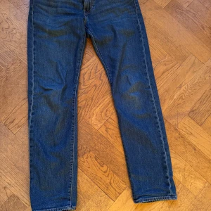 Levi's 502 blå jeans - Säljer ett par klassiska blå Levi's 502 jeans med rak passform. Jeansen har normal midja och är tillverkade i slitstarkt denim. Perfekta för dig som gillar tidlös stil och vill ha ett par bekväma jeans till vardags.  W29 L32