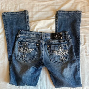 miss me jeans - Säljer ett par blå superfina jeans från Miss Me i strl w27/S som tyvärr har blivit för korta. lägg gärna prisförslag och skriv för mått eller frågor!❤️