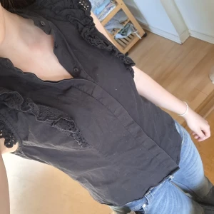 Fin svart blus - Jätte söt svart blus med volanger som man knäpper framtill. Vid frågor eller mer bilder skriv bara till mig 💕 kan tänka mig gå ner lite i pris.