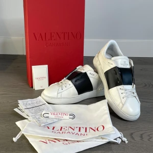 Valentino open - Säljer ett par valentino opens i storleken 40,5 (passar större) allt OG följer med så som box, snören, dustbag, kort och NK kvitto. Om du skulle vilja ha några innermått eller har andra funderingar så är det bara och att kontakta👍😊