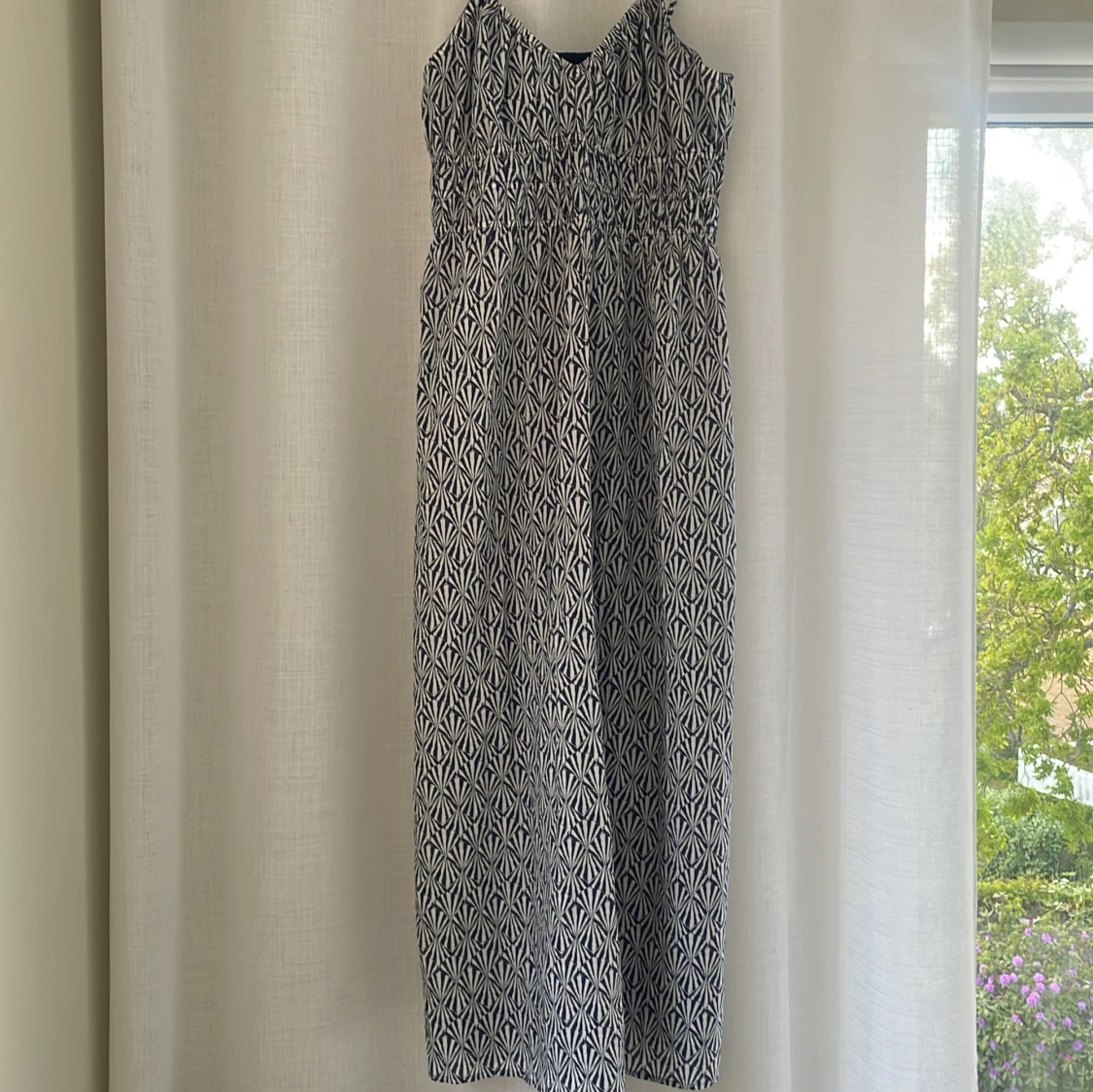 Blåvit långklänning med mönster