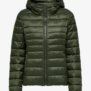 Grön pufferjacka med huva - Säljer en snygg grön pufferjacka med huva och dragkedja framtill. Jackan har en quiltad design och är perfekt för kyligare dagar. Passformen är normal och jackan har långa ärmar. Perfekt för dig som vill hålla dig varm och stilren.