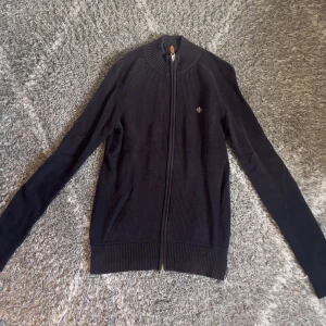 Kofta från Morris - Stilren kofta från Morris. Använd men gott skick. Storlek S. För mer frågor är det bara och höra av sig!