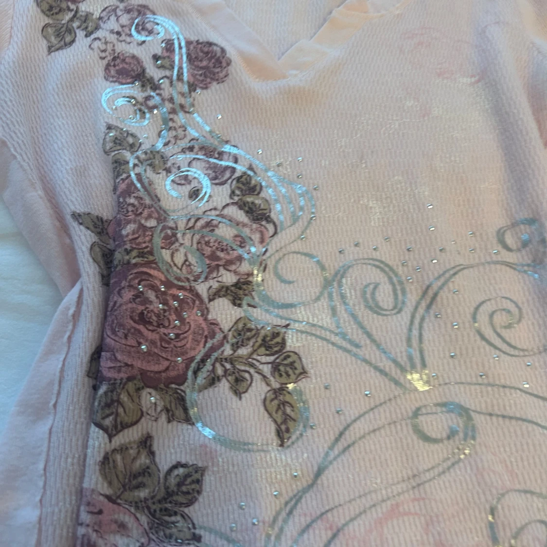 Ljusrosa långärmad topp med blommor och glitter - 1