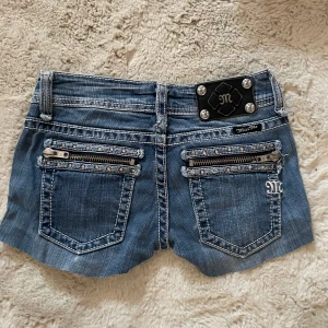 Miss Me jeans shorts W24 - Midjemått: 31.5 cm. Längd: 23 cm