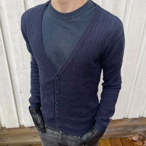 Stickad Cardigan - Säljer nu denna kabelstickade kofta i sjukt snygg design! | Hör av dig vid ytterligare frågor!✌️👑