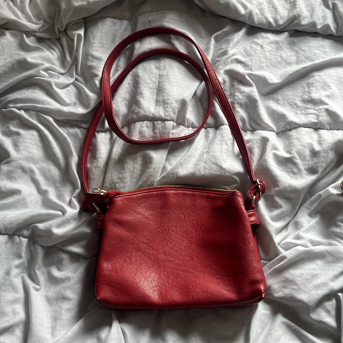 Röd axelväska i skinnimitation - 1