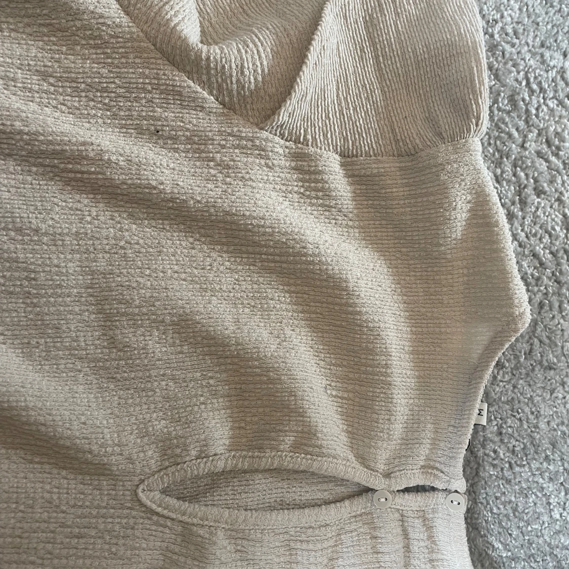 Beige blus med volangärmar  - 4