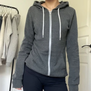 Mörkgrå hoodie - Säljer en jättemysig mörkgrå hoodie med dragkedja från Even & Odd men köpt på Zalando. Storlek xs, ”luddig” på insidan vilket gör den superskön! Nästan aldrig använd 