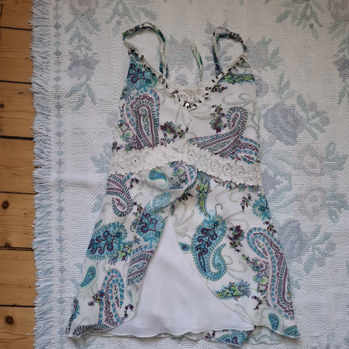 Mönstrad sommarklänning med spetsdetalj