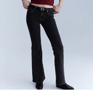 Svart low flare jeans  - Säljer superfina svarta lågmidjade jeans 💗från hm i en flare modell. Säljer då de är fel storlek för mig 💖skriv vid frågor, pris förhandlingsbart ☺️midjemått tvärs över ca.35