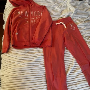 Mörkrosa mjukisset från Lindex  - Säljer ett mörkrosa mjukisset från Lindex med vita tryckdetaljer. 90kr+frakt 