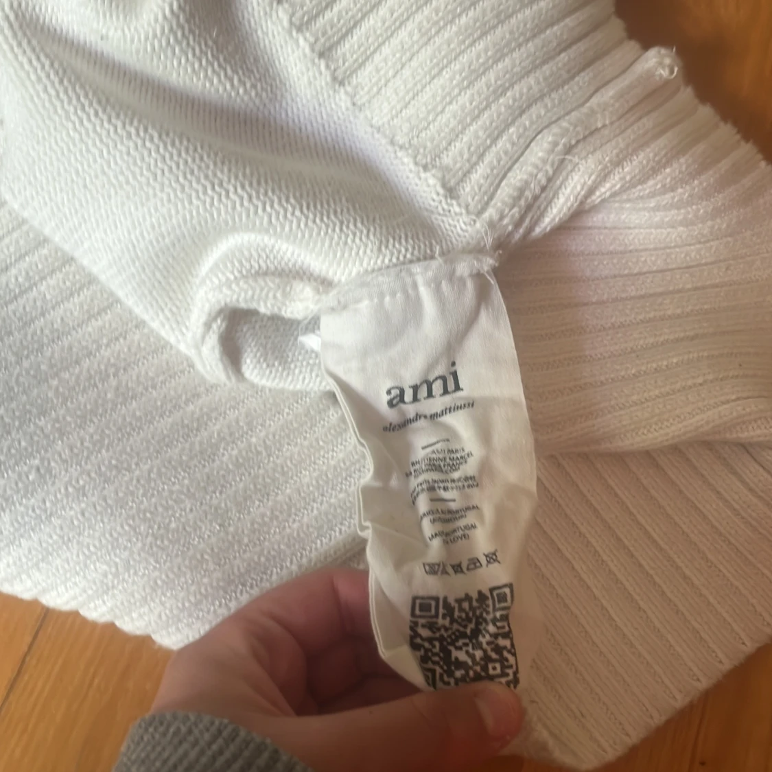 Vit stickad tröja från Ami Paris med rött hjärta - 3