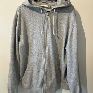 Zip hoodie - Zip hoodie från weekday, Bra skick
