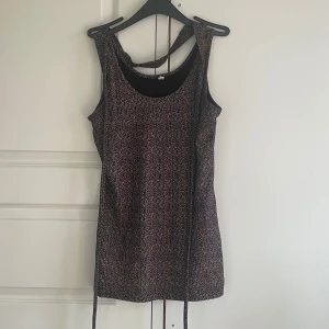 Unikt linne med inbyggd scarf. - Säljer ett väldigt unikt linne från cheap monday. modellen heter ”scarf tank” så det är ett linne med inbyggd scarf. väldigt fint mönster! nyskick, bara provat på!